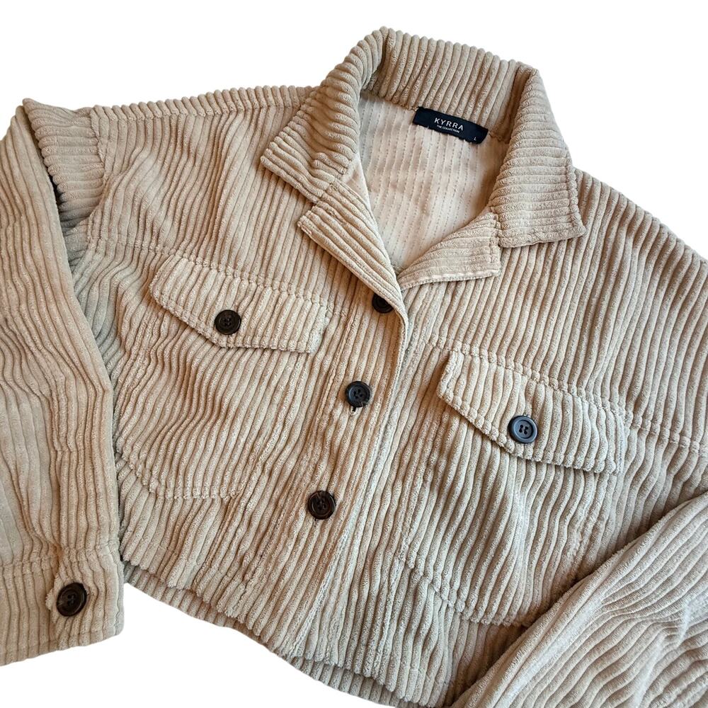 Beige corduroy cropped button-down jacket, Size L, dual flap pockets.